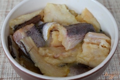 Рыбное филе разрезаем на порционные куски, опускаем в пиалу с яйцами и перемешиваем.