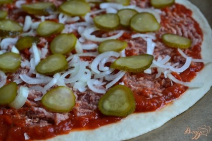 Разложить на мясной слой.Пиццу поставить в духовку на нижний уровень на 15 минут при 210С.