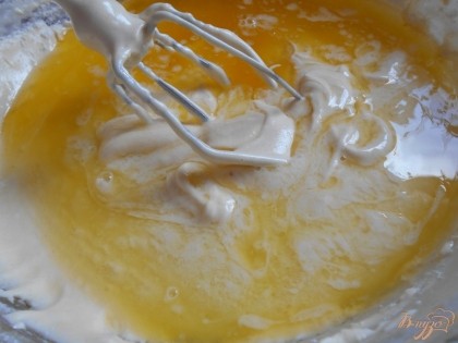 Масло сливочное растопим в микроволновой печи. Добавляем масло к остальным ингредиентам.