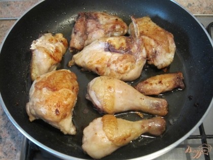 На сковороде с толстым дном разогреть растительное масло.Куски цыпленка обжарить на сильном огне до румяной корочки.