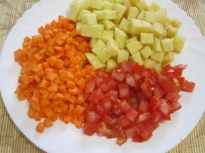 Морковь, помидоры и картофель очистить и нарезать кубиками. По вкусу посолить и поперчить.