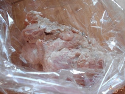 Промаринованное мясо выкладываем в пакет для запекания.