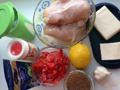 Подготавливаем ингредиенты для приготовления куриной грудки в сметанном соусе.