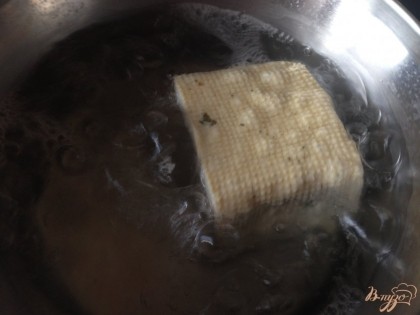 Провариваем тофу в течение 3 минут в маленькой кастрюльке с кипящей водой. Вытягиваем с воды и оставляем остывать.
