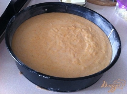 Духовку разогреть до 180 градусов, большую форму для выпечки  смазать маслом и присыпать мукой. Вылить тесто в форму.