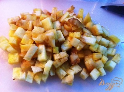 Чистим и нарезаем ананас.