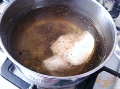 Варим бульон из куриного филе с добавлением приправ, у меня специальная приправа для супов из Кипра.