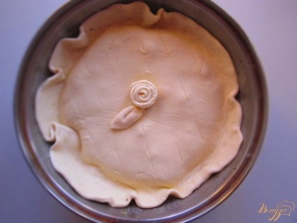 Положите тесто на начинку. Сделайте небольшие надрезы на тесте. Поставьте пирог в духовку на 15 минут при 200С.