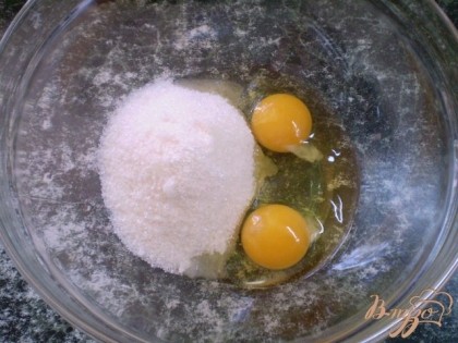 Яйца взбиваем с сахаром и ванилином.