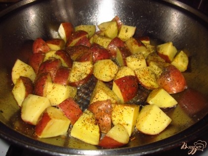 Картофель положите на раскаленную сковороду с оливковым маслом. Приправить солью, сушеным базиликом, цедрой лимона, черным перцем и жарить на среднем огне до зажаренной корочки.