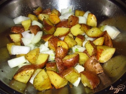 Добавить лук к картофелю и жарить до готовности овощей.