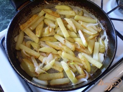 Картофель с луком жарим до полной готовности.