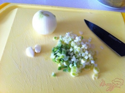 Очищаем лук, чеснок и нарезаем белую часть зеленого лука.