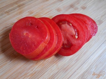 Я еще использовала помидоры. Помидоры желательно иметь неспелые, чтобы в них было немного сока.