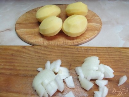 Подготовить продукты. Картофель отварить до готовности и приготовить пюре. Лук нарезать кубиком.