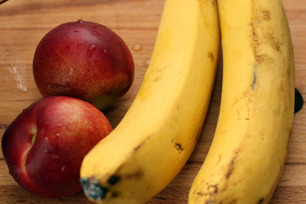 Возьмите мягкие спелые персики или нектарины и спелые бананы.