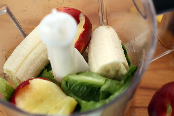 Сложите фрукты и зелень в блендер, добавьте немного (100 мл) холодной питьевой воды.