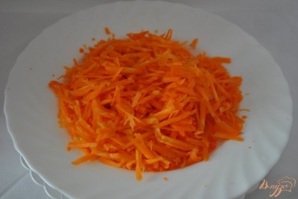 Очистить и натереть на крупной терке морковь