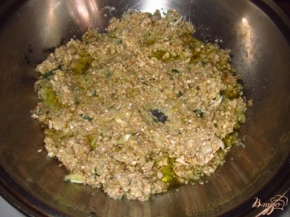Положите измельченную грибную смесь на сковороду с оливковым маслом, приправить солью, черным перцем и обжарить на сильном огне.