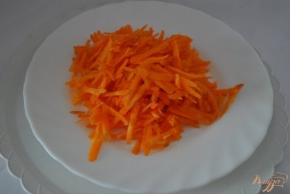 Очистить и натереть на крупной терке морковь