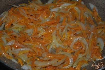 Обжарить на масле лук и морковь 3-4 минуты, помешивая