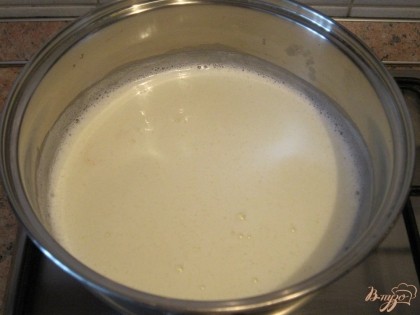 Молоко вскипятить, добавить сахар и размешать до растворения. Остудить молоко полностью.