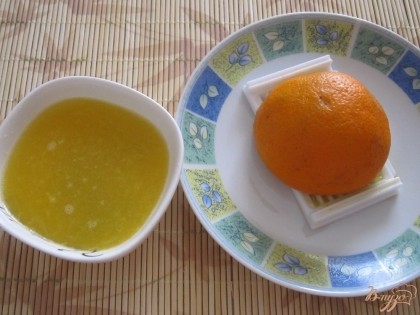 С апельсина выжать сок.