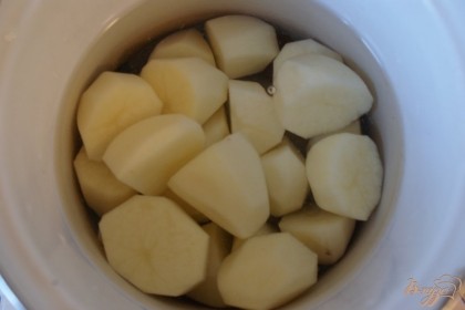 Отвариваем картофель в соленой воде.