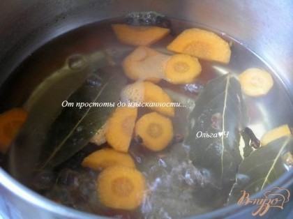 Для маринада воду смешать с уксусом, добавить нарезанную морковь, соль, сахар, гвоздику. лавровые листы и перец. Довести до кипения.