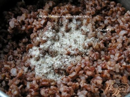Рис отварить до готовности, добавить адыгейскую соль с травами, перемешать.