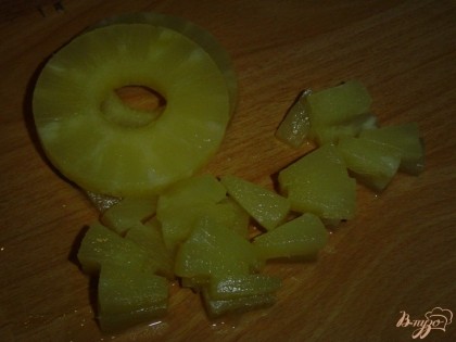 Консервированные ананасы нарезаем сегментами.