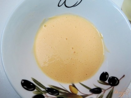 Из муки, яйца, 0,5 чайной ложечки растительного масла делаем тесто - кляр. Осторожно с мукой, всыпайте небольшими порциями. Тесто по густоте должно быть как сметана средней густоты. Мука в разных регионах разная.