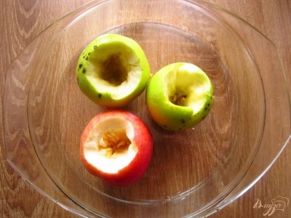 Яблоки возьмите кисло-сладкого сорта, помойте и достаньте сердцевину.