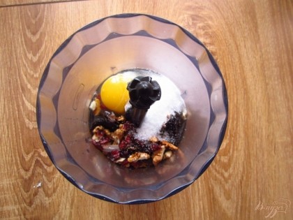В чашу блендера положите: яйцо, грецкие орехи, клюкву, сахар, чернослив. Взбить до однородной массы. Начинку вы можете взять любую на ваш вкус. В оригинале Д. Оливер брал для начинки миндаль и курагу.
