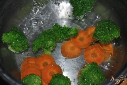 Разделить брокколи на соцветия, морковь очистить и нарезать кольцами. Отварить 4 минуты