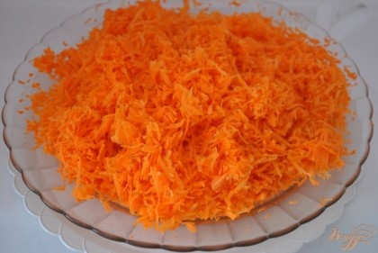 Очистить и натереть на мелкую терку морковь