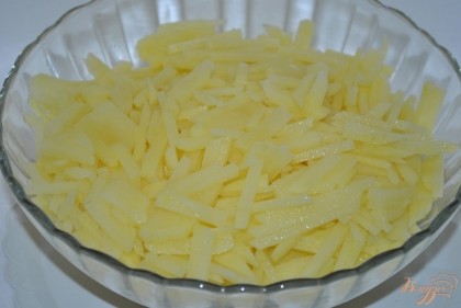 Картофель очистить и мелко нарезать соломкой