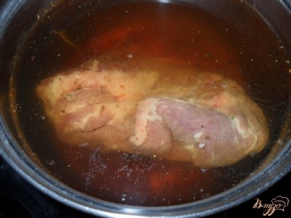 Воду полностью охладить и положить в нее мясо, так чтобы она полностью покрыла мясо. Накрыть кастрюлю пленкой и ставим в холодильник на ночь.