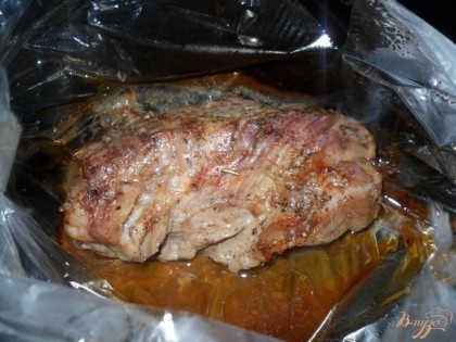 Готово! Запекать мясо в разогретой до 190 градусов духовке, в течении часа. Через час можно разорвать рукав, чтобы буженина зарумянилась. Приятного аппетита!