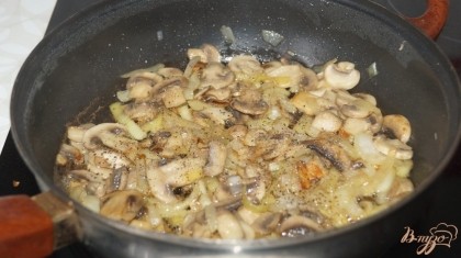 Когда грибочки немного поджарились, добавляем соль и перец.