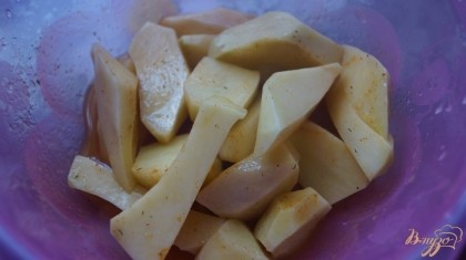 Картофель очистить, помыть, нарезать ломтиками. Посолить, добавить растительное масло и приправу для картофеля. Перемешать.