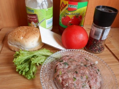 Для приготовления гамбургера с говяжей котлетой я использую помидоры для себя и кетчуп для мужа. В остальном же, вы можете начинку делать свою.