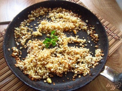 На сковороду с оливковым маслом положите хлебную крошку и обжарьте ее до золотистого цвета.
