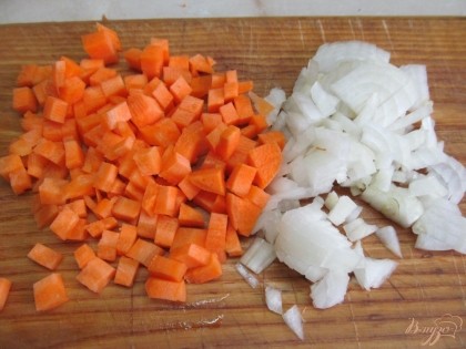Морковь и лук нарезать кубиком.