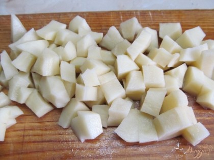 Картофель нарезать кубиком и отправить через 20 минут в бульон.