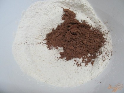 Муку, какао и разрыхлитель перемешать в миске.