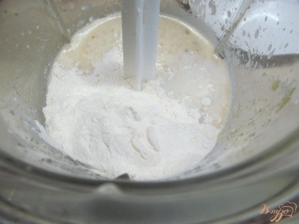 Муку смешать с разрыхлителем и постепенно вмешать в тесто. Добавить ваниль.