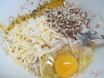 Фарш, арахис, яйцо и сыр (потереть на крупной терке) смешать в миске. Посолить, поперчить и добавить специи карри.