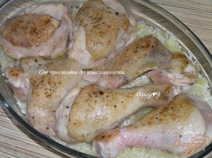 Куски курицы обжарить на том же масле, выложить на рис в форме. Запекать при 180*С 20 минут.