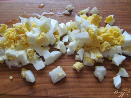 Яйца нарезать кубиком.
